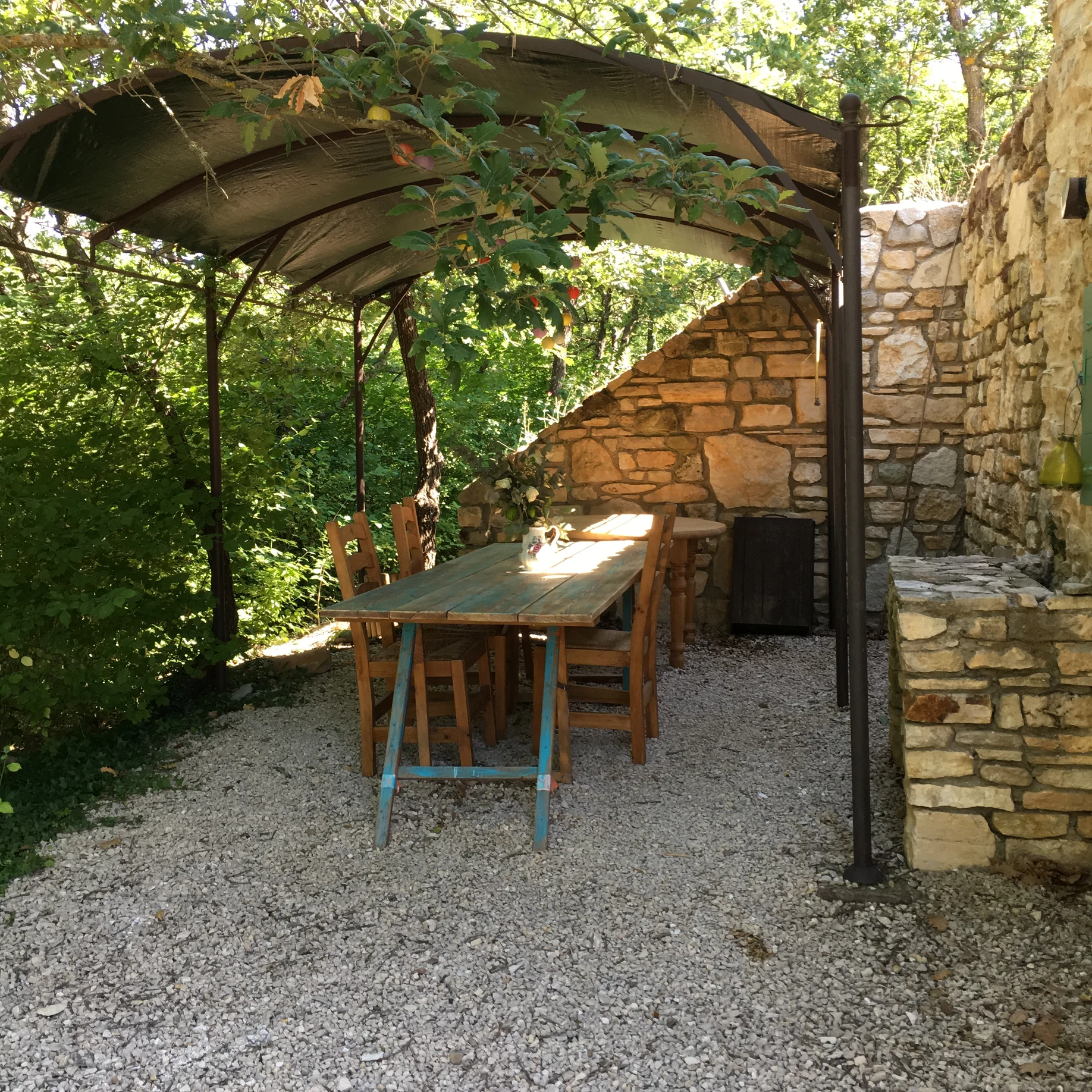 gezellige eettafel provence